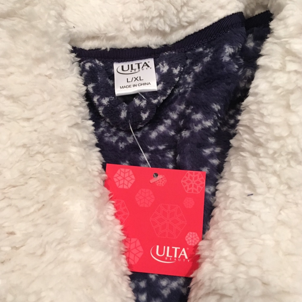 Ulta Robe | Snowflake Pattern | Super Soft! - Picture 5 of 8
